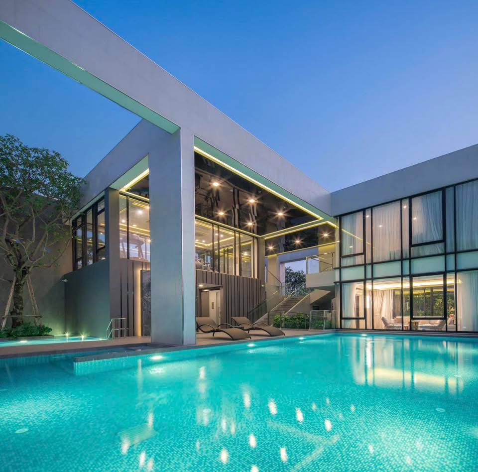 曼谷  Baan Klang Mueang Rama 9-Krungthep Kritha 三层联排别墅出租