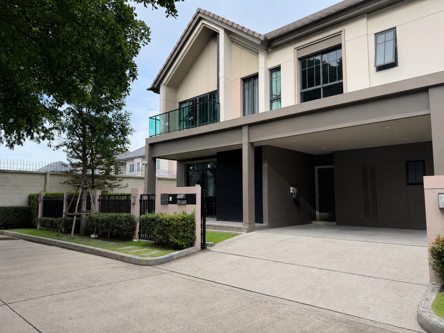 曼谷暖武里 Bangkok Boulevard Sathorn Pinklao 2  4房独立别墅出租 